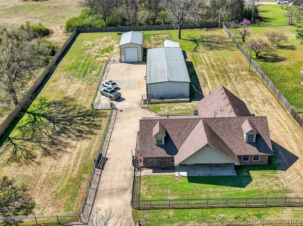 313 N 6th St, Chouteau, OK 74337