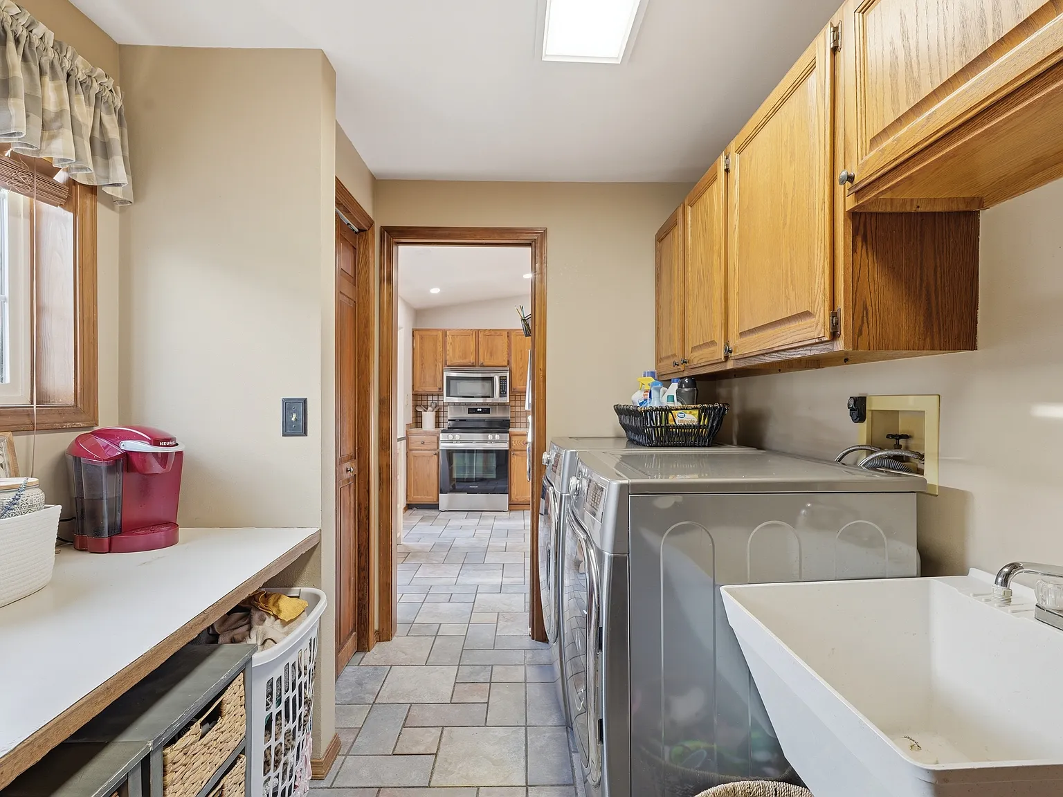 6 bed, 2938 sqft, $4,200 — Photo 4