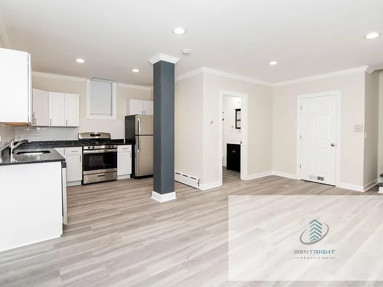 646-48 W Roscoe St #646 — Photo 5