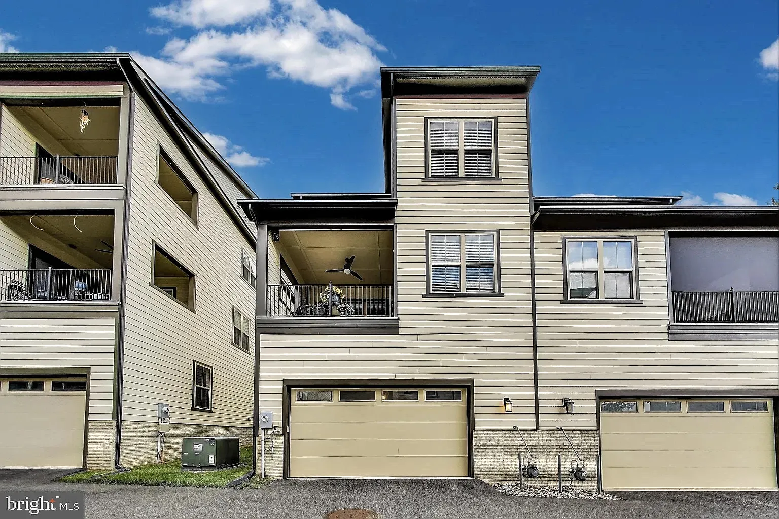3 bed, 2352 sqft, $4,500 — Photo 2