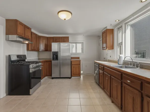 1080 Shirley St #1, Winthrop, MA 02152