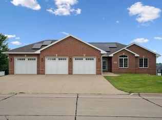 9391 Cashel Dr E, Peosta, IA 52068