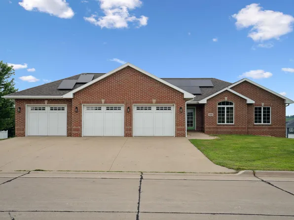 9391 Cashel Dr E, Peosta, IA 52068