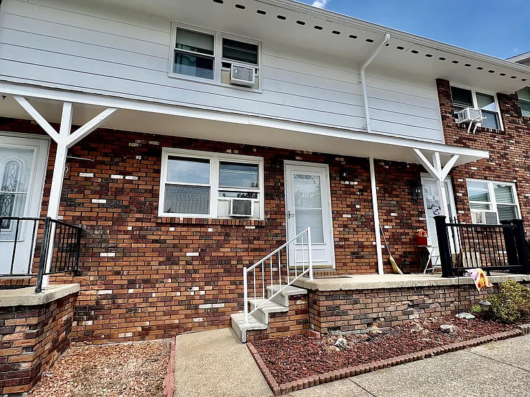 10 Dorsey Ln #1 — Photo 1