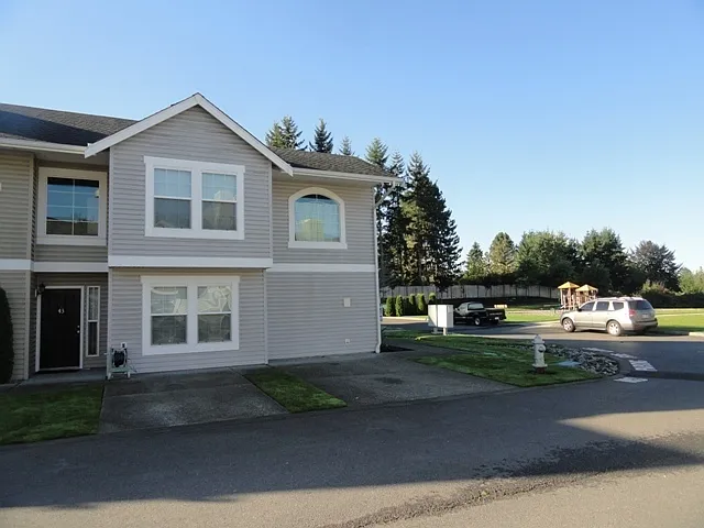 Beautiful 3 Bedroom, 1 3/4 Bath Condo in Puyallup — Photo 2