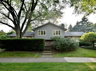 1041 Bainbridge Dr, Naperville, IL 60563