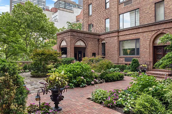 Sold by Compass | media 22