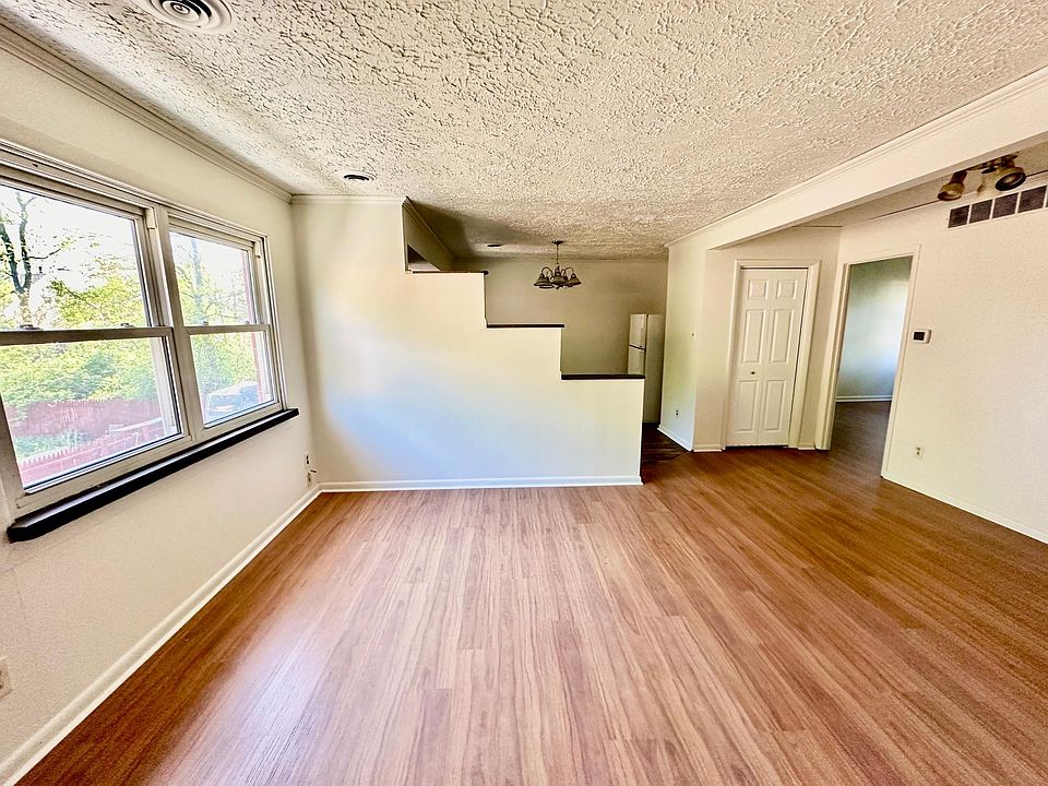 1st image of 110 E 40th St #3