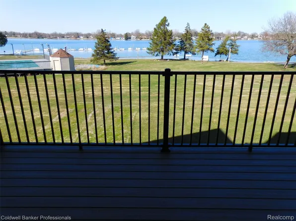 3436 Adams Shore Dr, Waterford, MI 48329