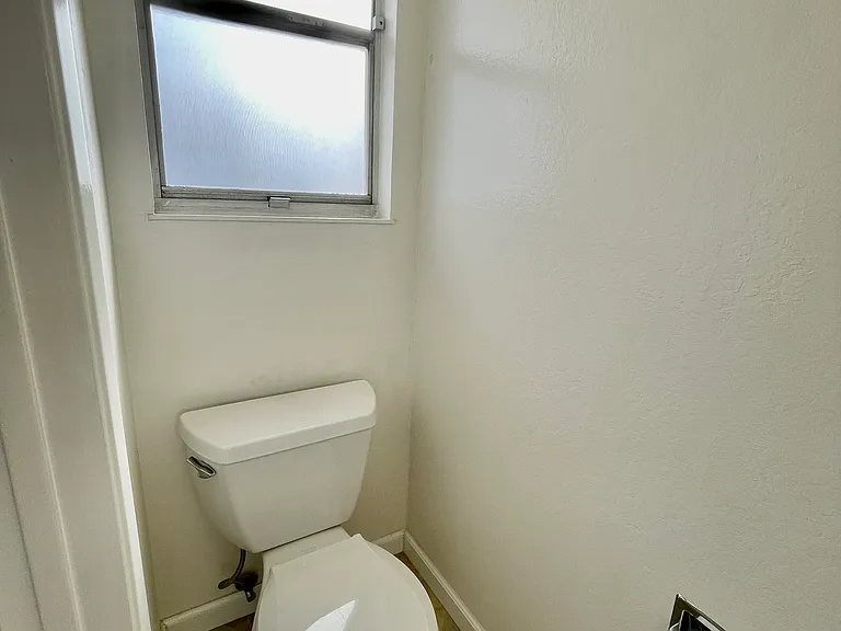 1083 W L St — Photo 24