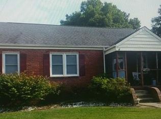 221 Maple Ln, Colonial Heights, VA 23834