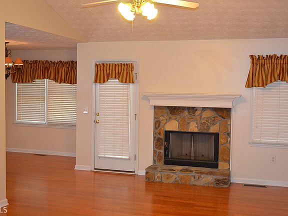 4th image of 1045 Pine St NE