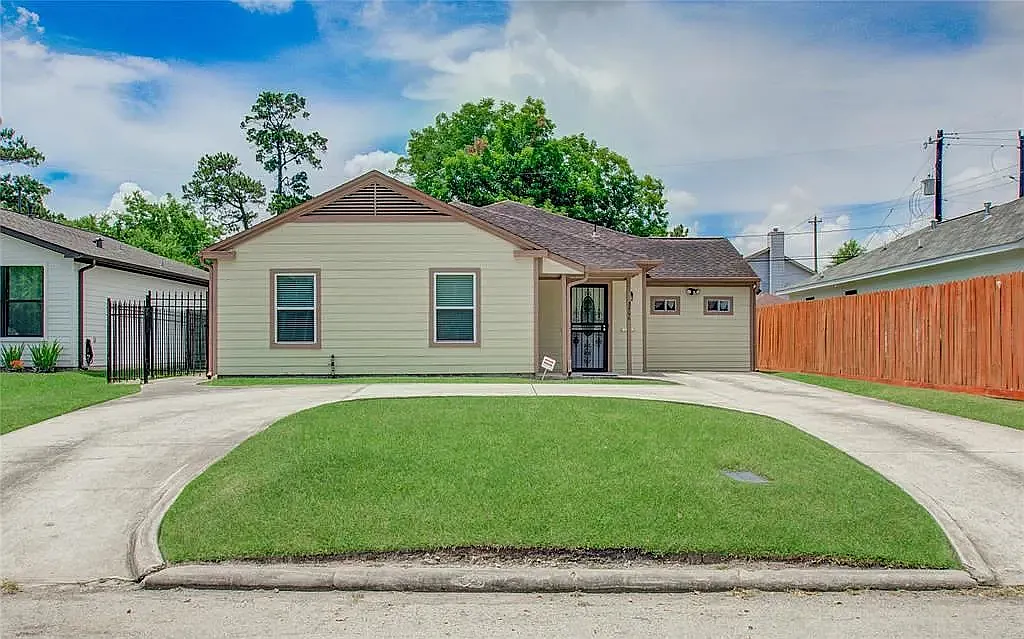 4 bed, 2510 sqft, $2,500 — Photo 2