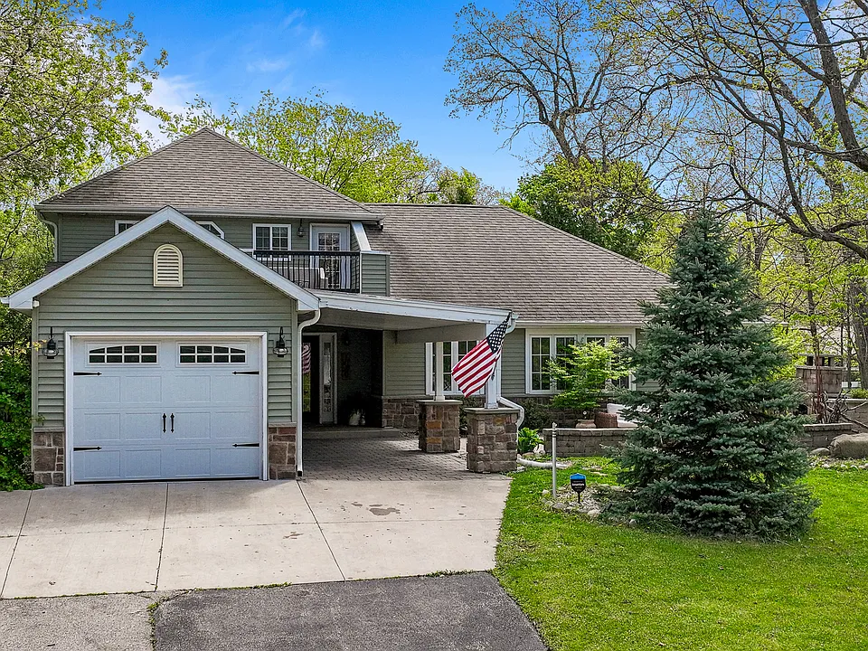 1069 Sauganash Dr