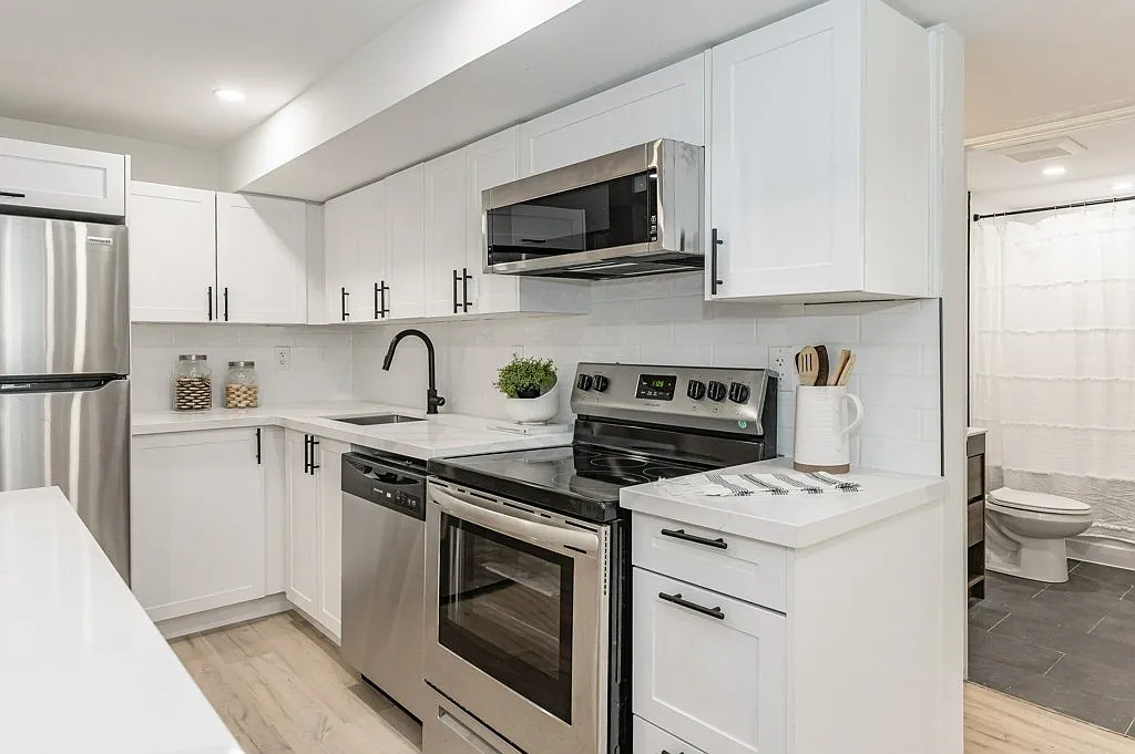 Updated 2 Bedroom In Welland — Photo 4