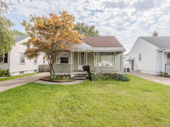 18754 Woodland St, Harper Woods, MI 48225