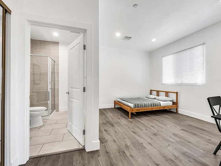 1235 W 37th Pl — Photo 4