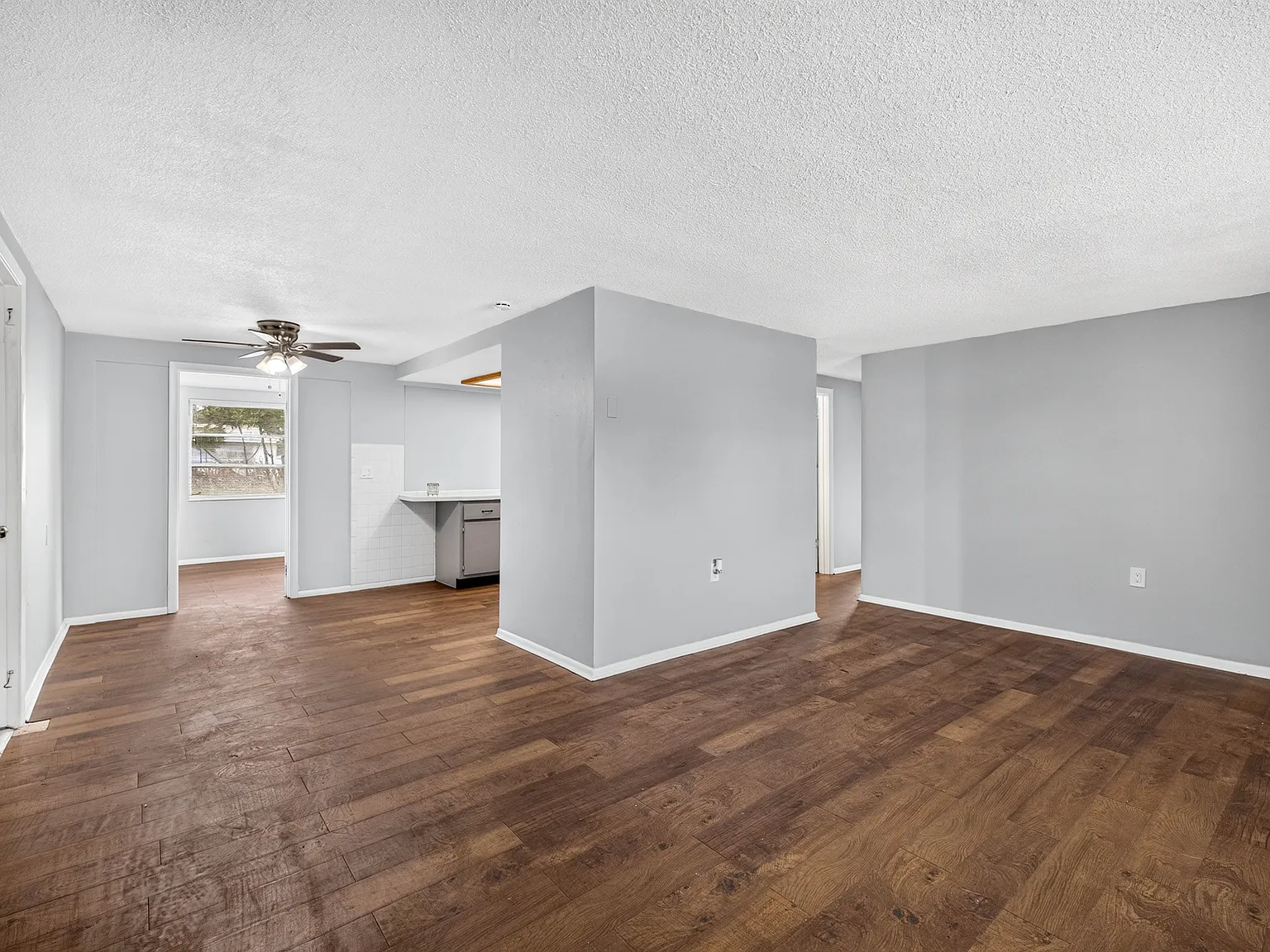 3 bed, 1035 sqft, $1,595 — Photo 3