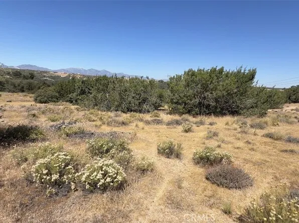 5537 Honey Hill Rd, Oak Hills, CA 92344