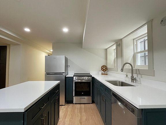4th image of 1-3651 N Troy St #1