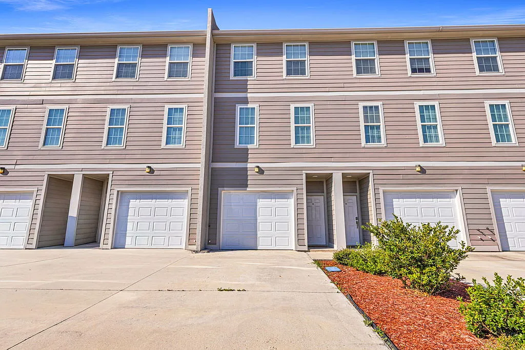 2 bed, 2.0 bath, 1500 sqft, $2,970 — Photo 1