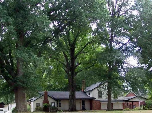 222 Lombardy Ln, Trenton, TN 38382