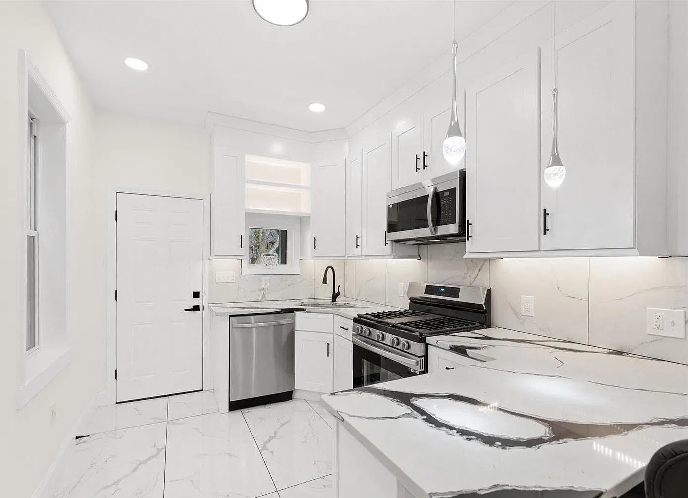 3 bed, 1636 sqft, $2,200 — Photo 3