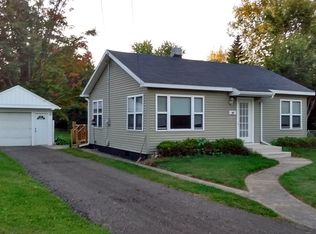 801 Forest Dr, Fenton, MI 48430