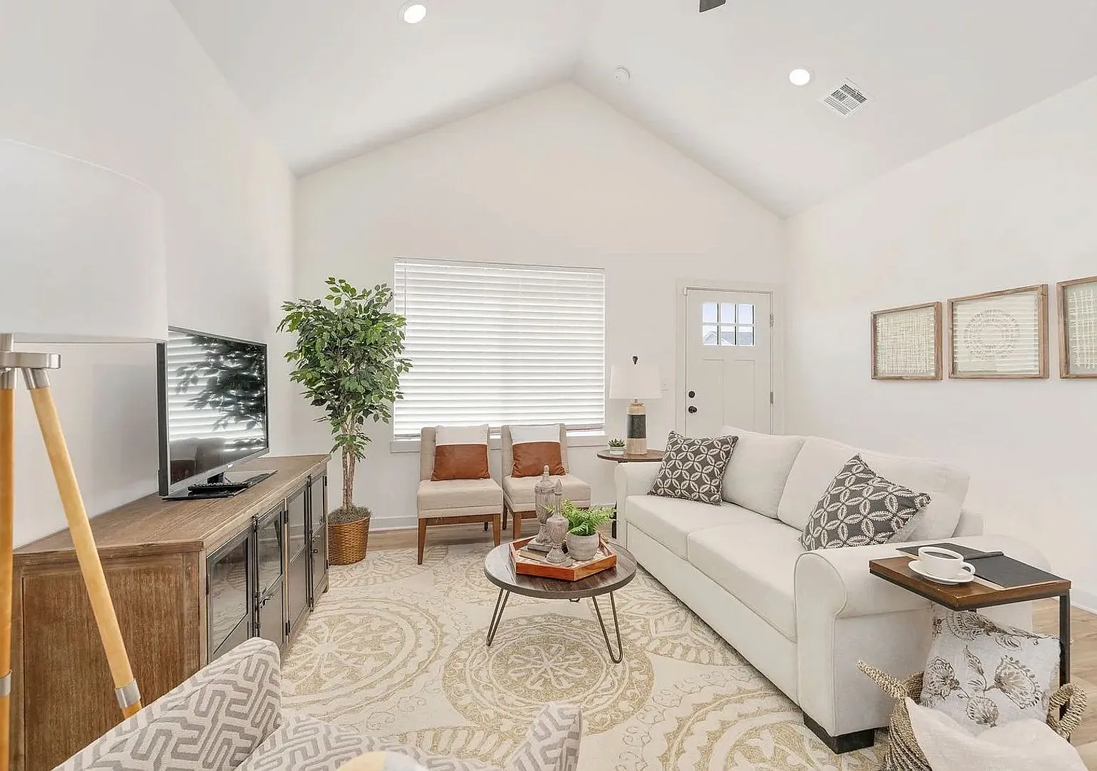Spacious 3-Bedroom 2-Bathroom Villa — Photo 3