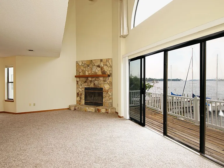 561 Bayshore Dr — Photo 17