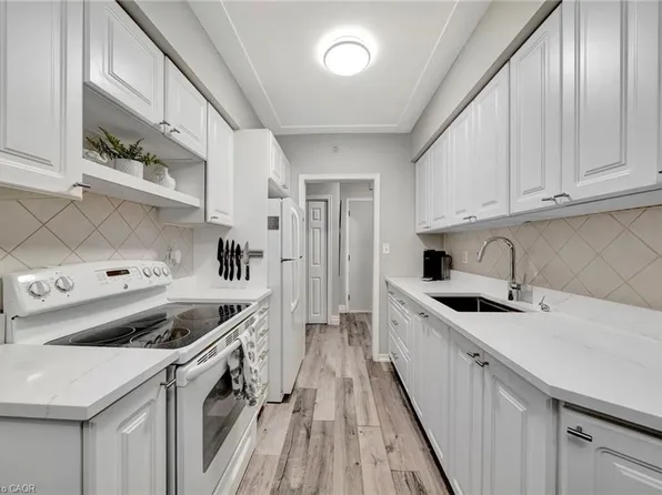 11 Woodman Dr S #307, Hamilton, ON L8K 4E3