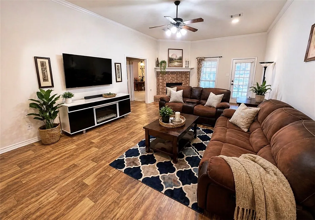 5 bed, 2264 sqft, $2,500 — Photo 3