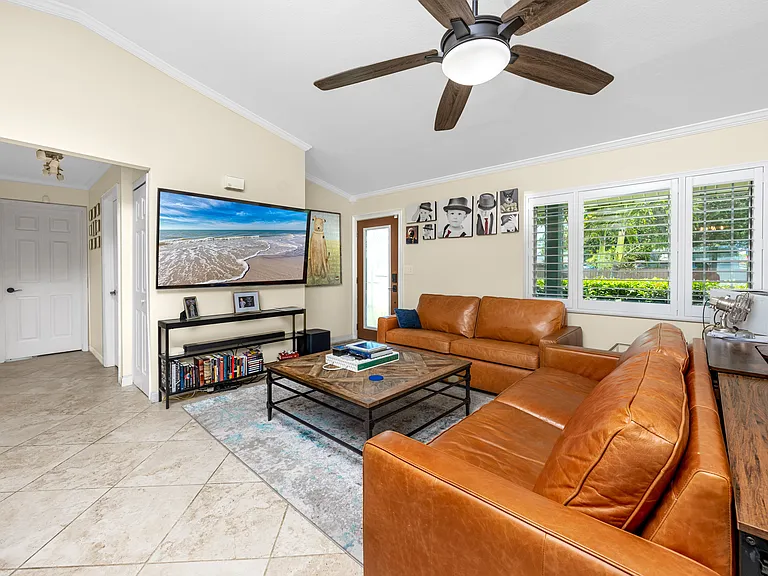 12103 71st Way - Living room