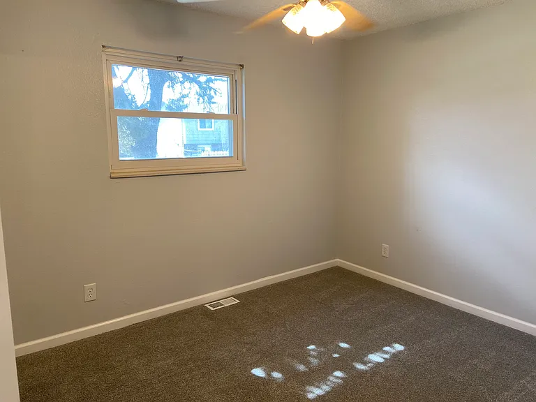 812 S Chestnut St — Photo 3