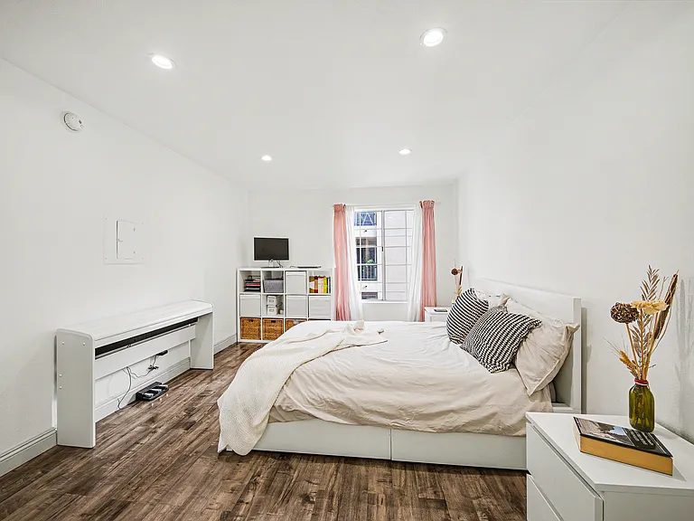 5530 Owensmouth Ave #210 — Photo 17