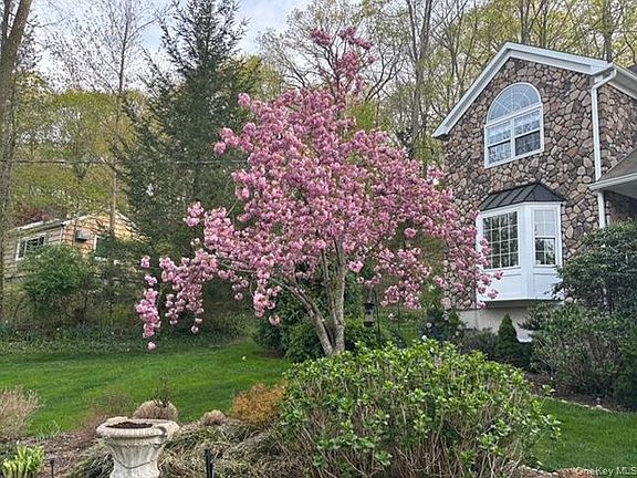 4th image of 6 Sandy Hollow Road