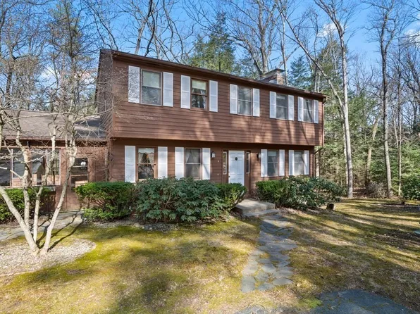 4 Evergreen Ln, Amherst, MA 01002