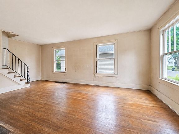3rd image of 831 E Cecil St