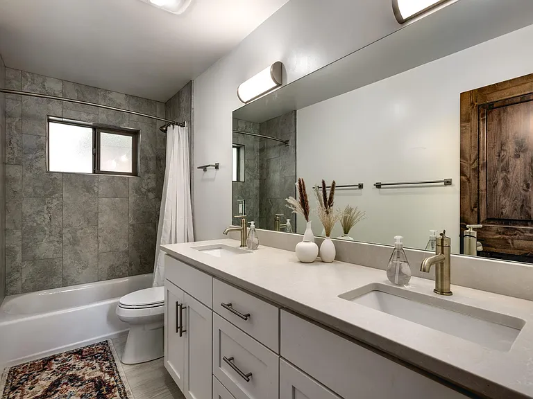 1243 Margaret Ave — Photo 4