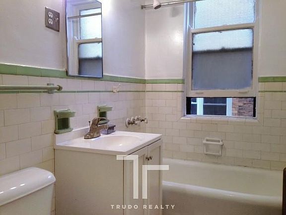 4th image of 4510 N Paulina St