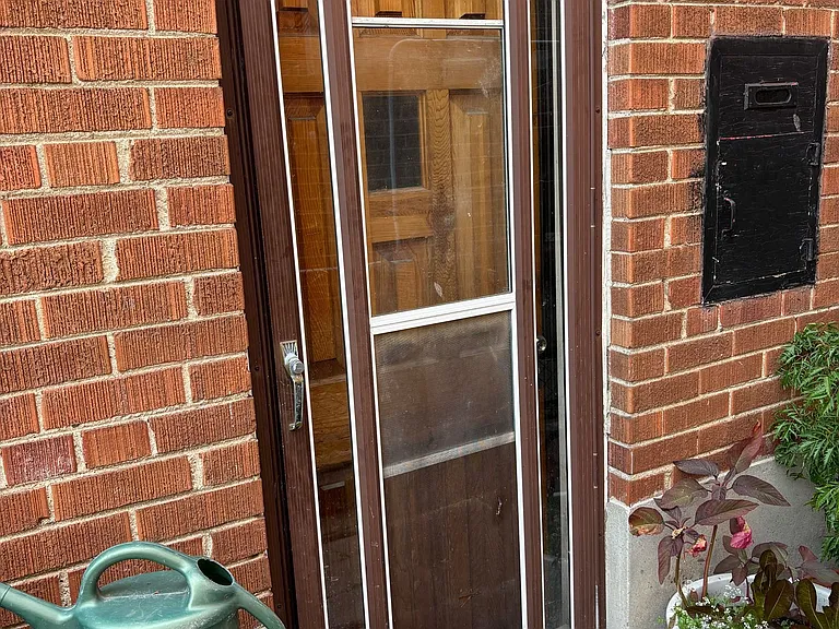 17 Holmesdale Cres — Photo 2