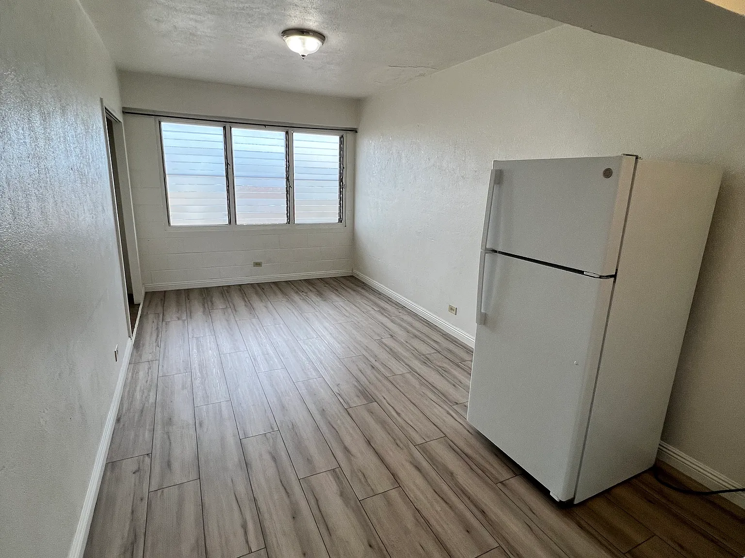 Studio, 325 sqft, $1,050 — Photo 2