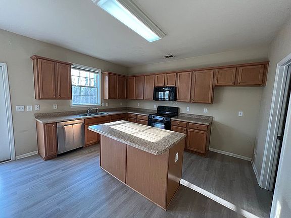 4th image of 713 Pine Grv