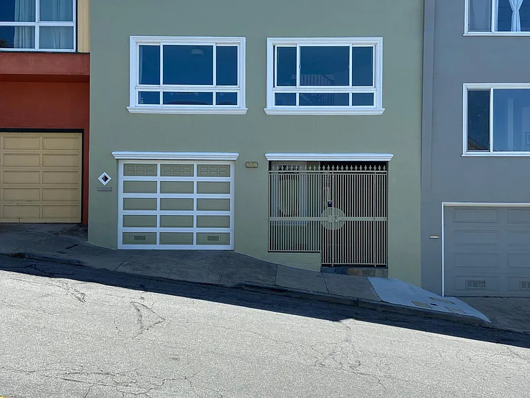 2012 14th Ave — Photo 1