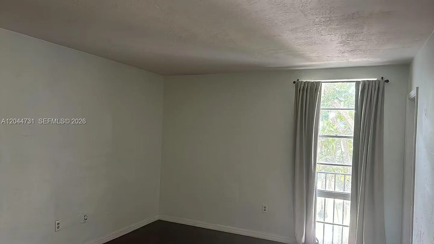 Dadeland Grove Condo — Photo 2