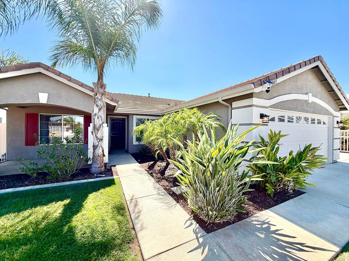 Corner Lot 3 Bedroom 2 Bathroom Home With Solar, Rv Parking & Large Backyard! — Photo 4