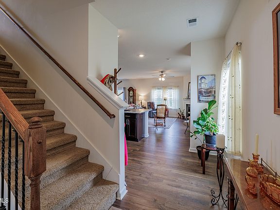 2nd image of 936 Pampas Dr