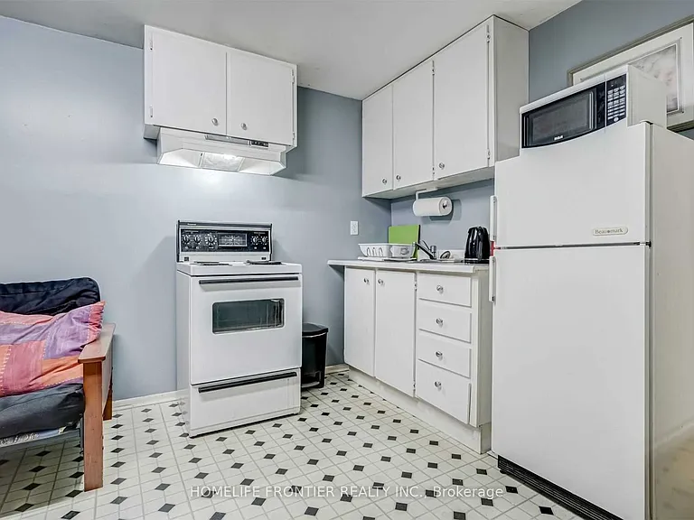31 Madsen Cres #BASEMENT — Photo 3