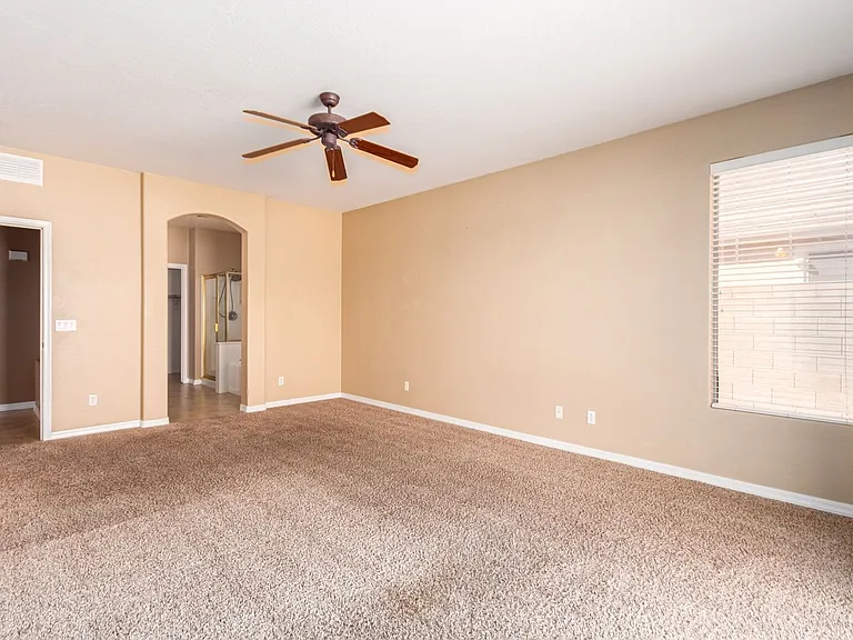 3556 E Hampton Ln — Photo 16