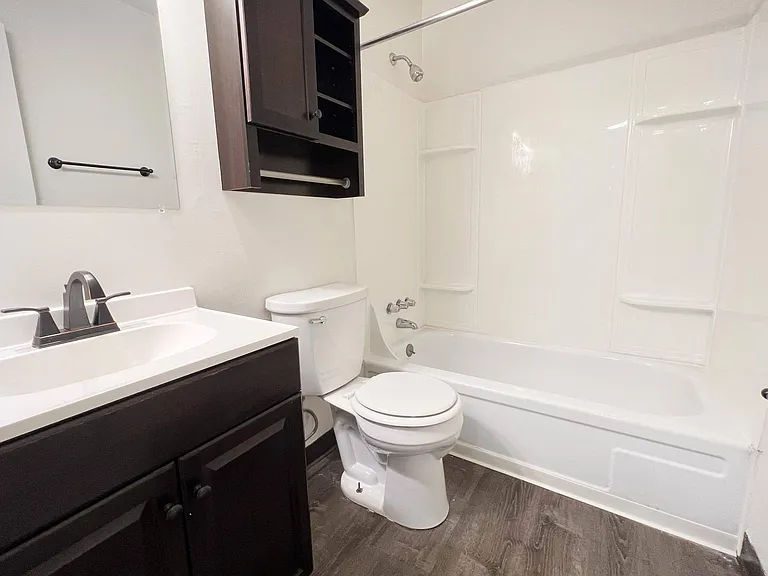 Crown Pointe Apartments — Photo 27